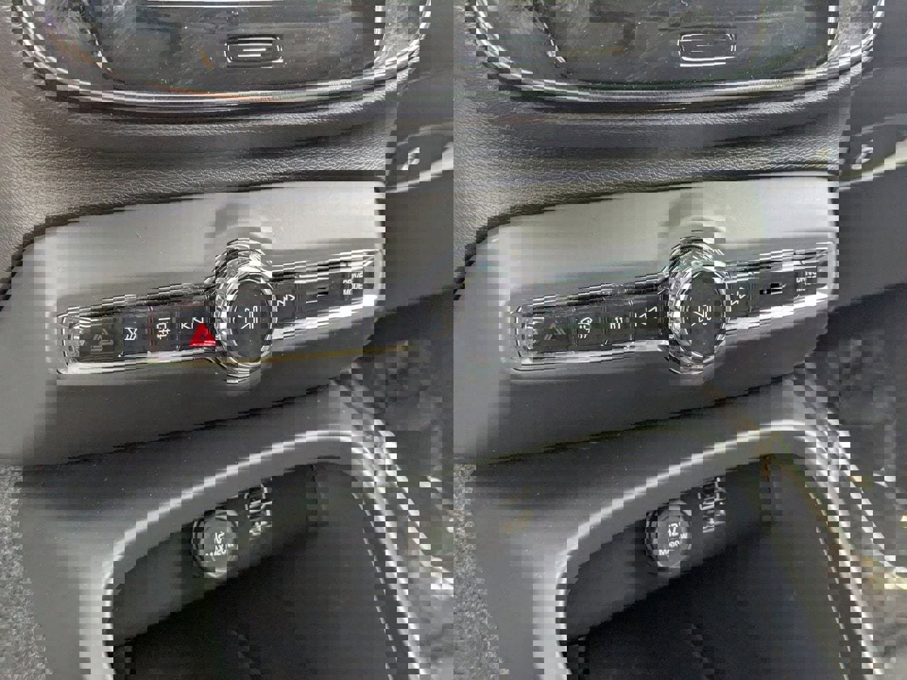 Used 2020 Volvo XC40 T4 Momentum w/ Protection Package Premier image 26