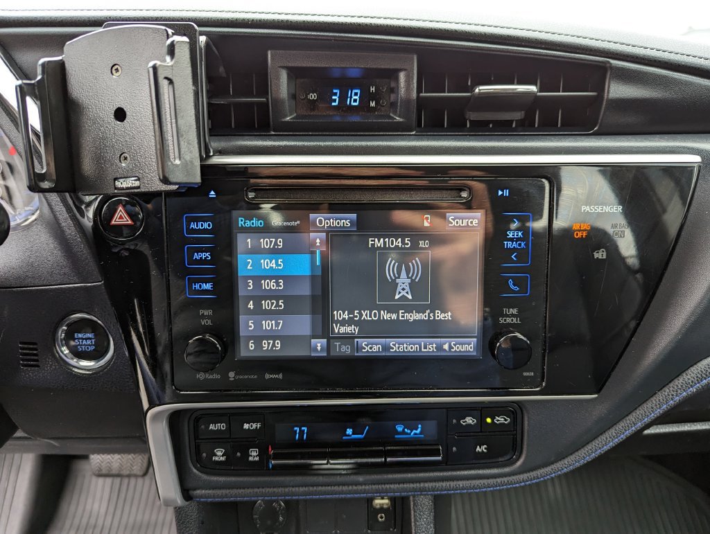Used 2017 Toyota Corolla SE w/ SE Premium Package FWD image 21