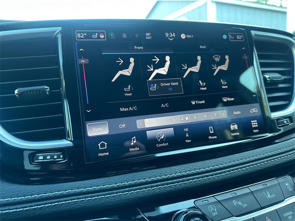 Certified 2025 Chrysler Pacifica Limited image 25