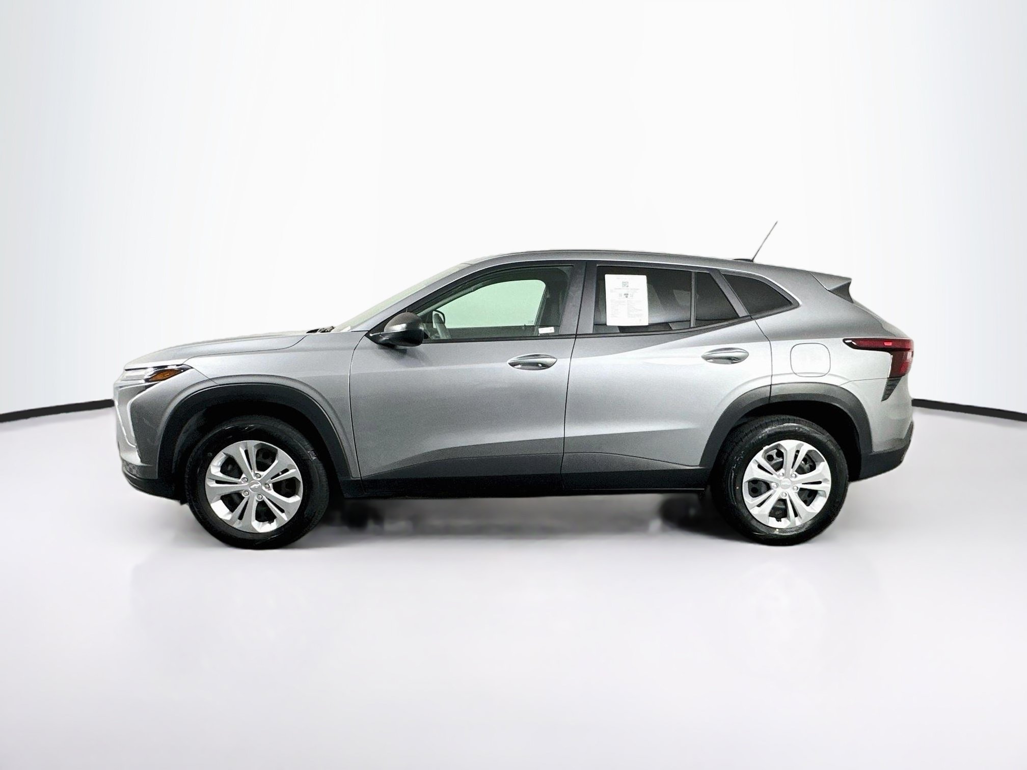 Used 2025 Chevrolet Trax LS FWD image 4