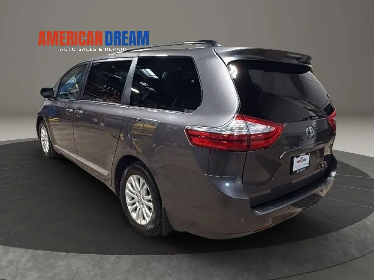 Used 2017 Toyota Sienna XLE w/ XLE Navigation Package FWD image 3