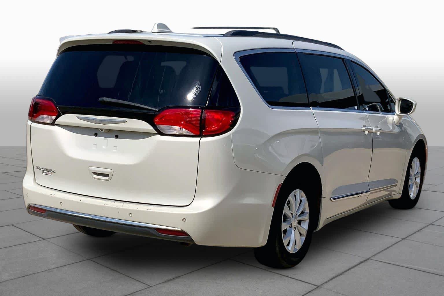 Used 2017 Chrysler Pacifica Touring-L FWD image 11