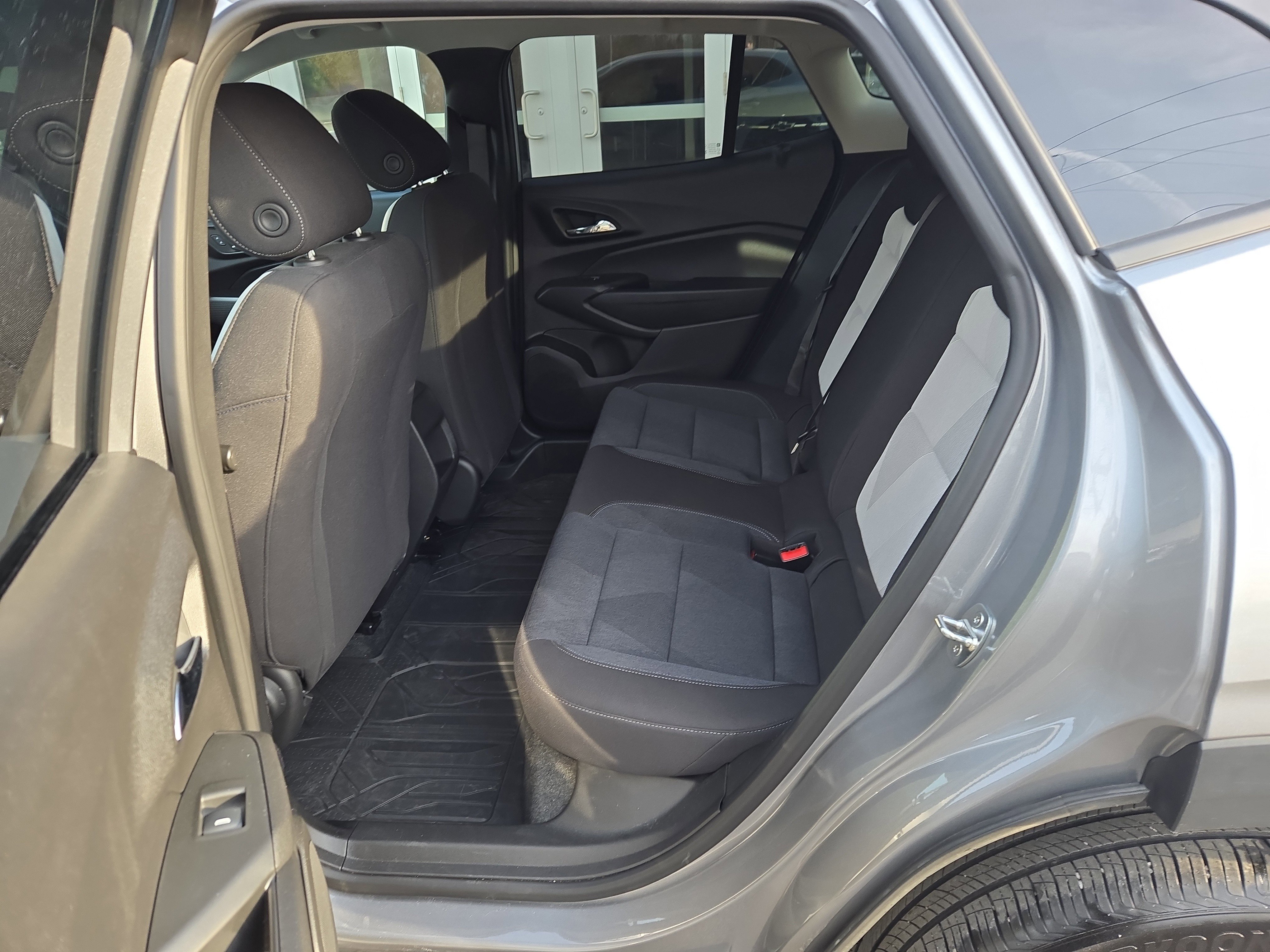 Used 2024 Chevrolet Trax LS w/ LS Convenience Package image 11