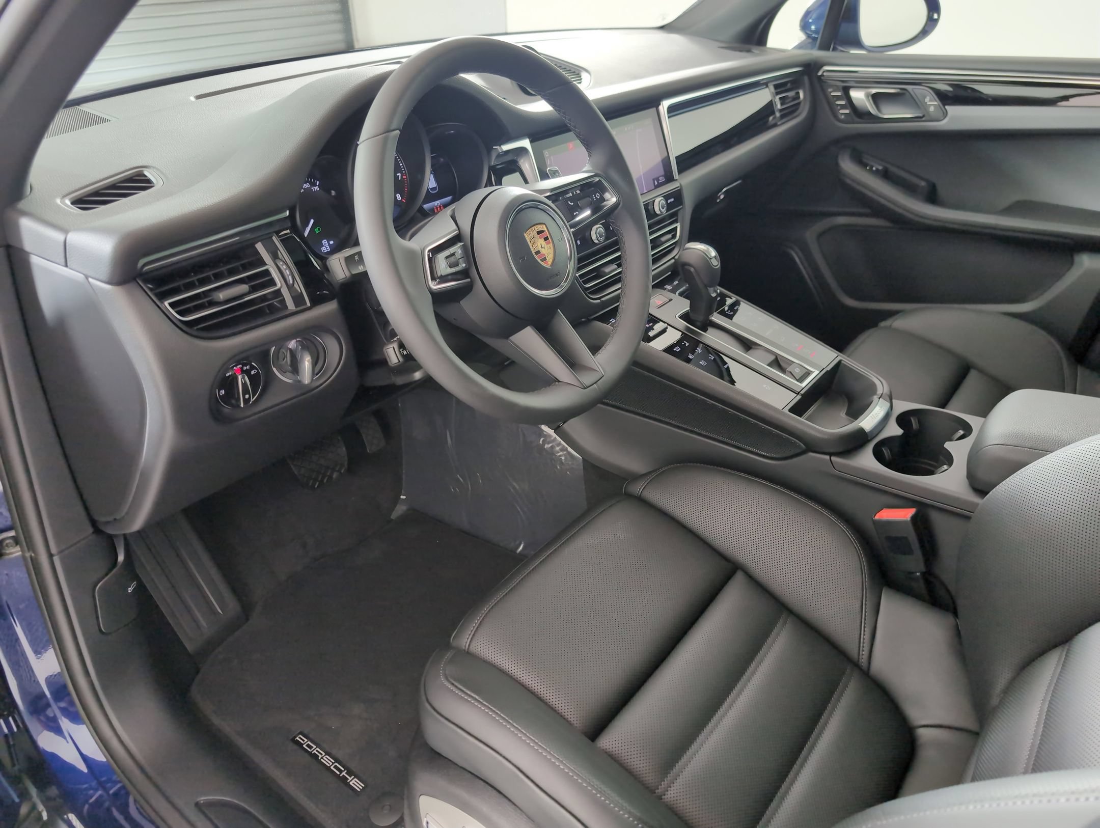 Certified 2025 Porsche Macan AWD/4WD image 4