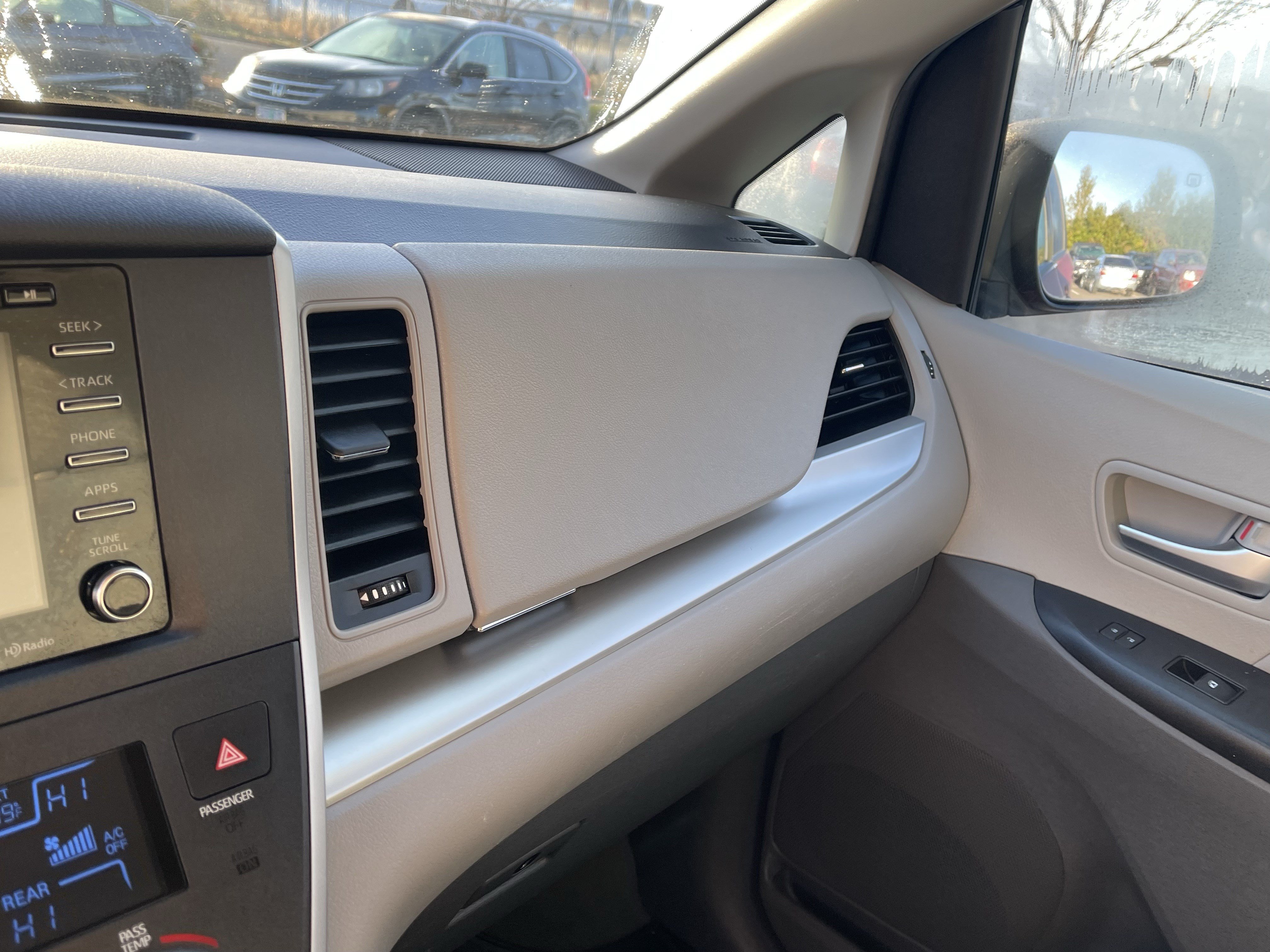 Used 2020 Toyota Sienna LE w/ LE Preferred Package FWD image 24