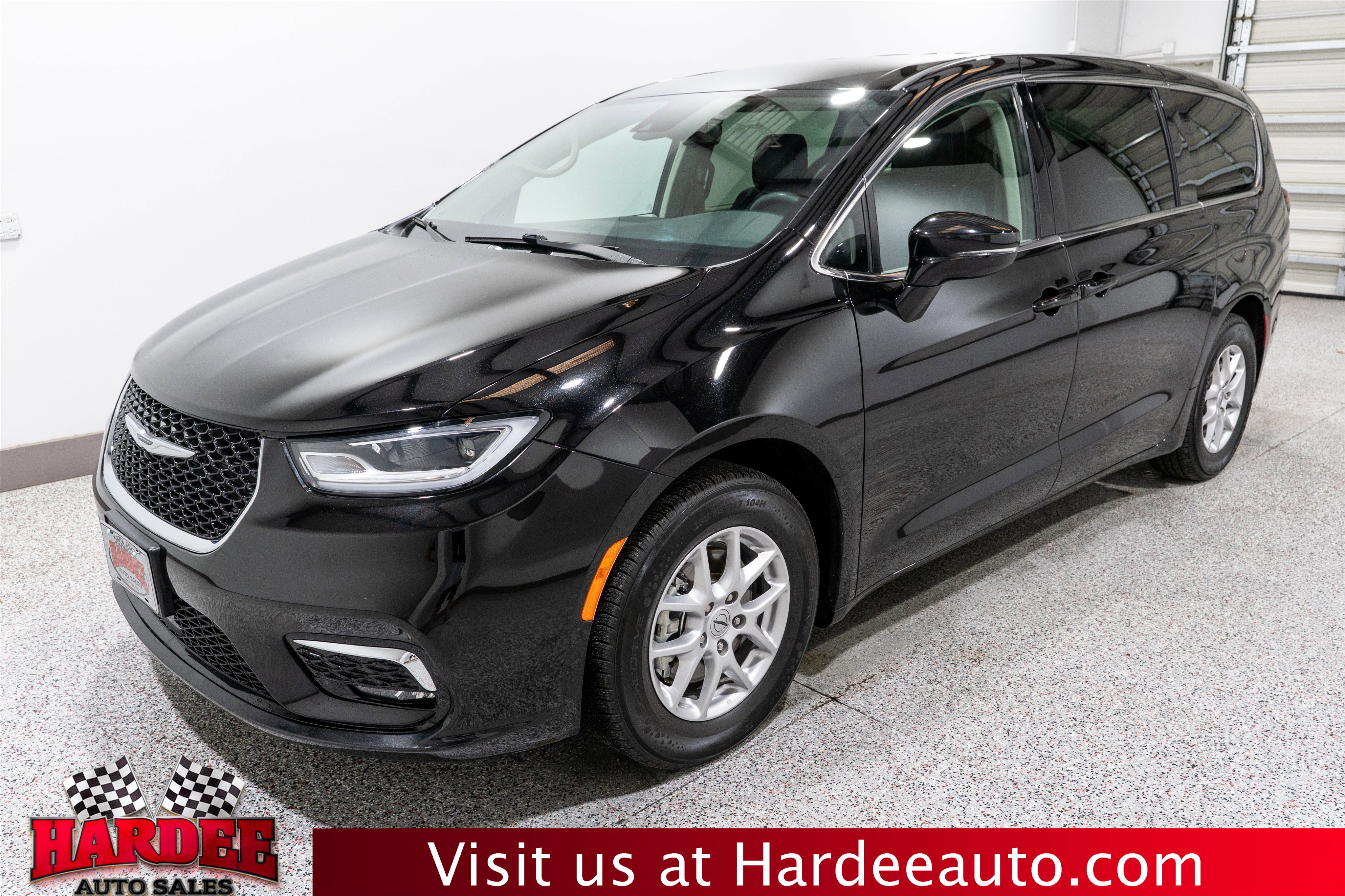 Used 2024 Chrysler Pacifica Touring-L image 2