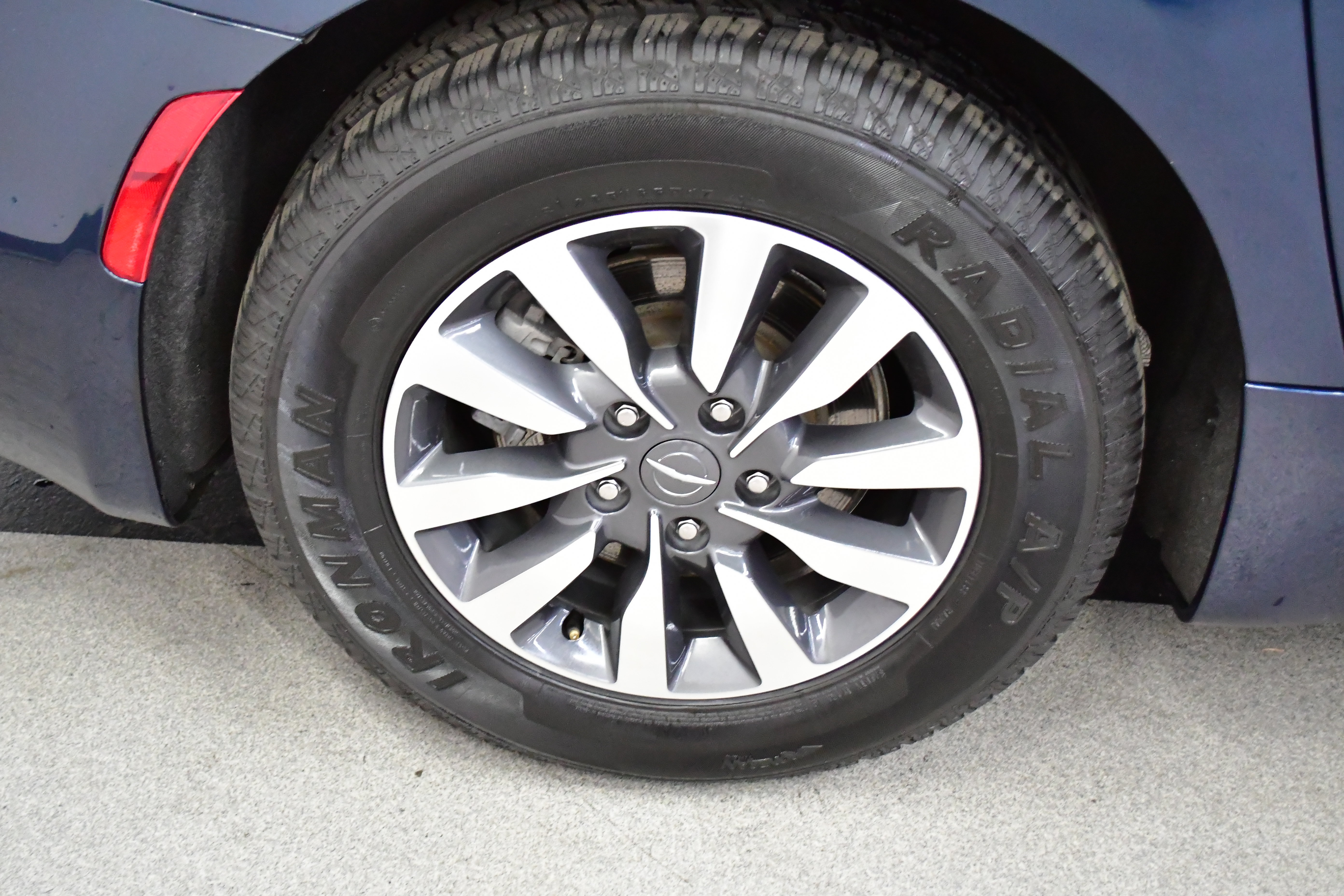 Used 2024 Chrysler Pacifica Limited FWD image 38