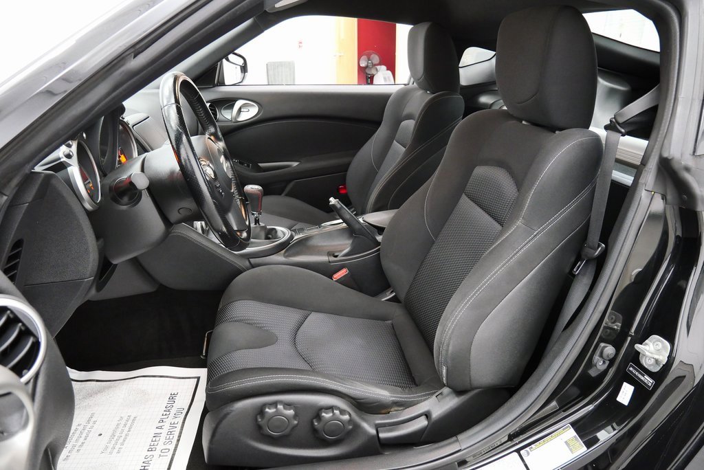 Used 2016 Nissan 370Z w/ Sport Package image 12