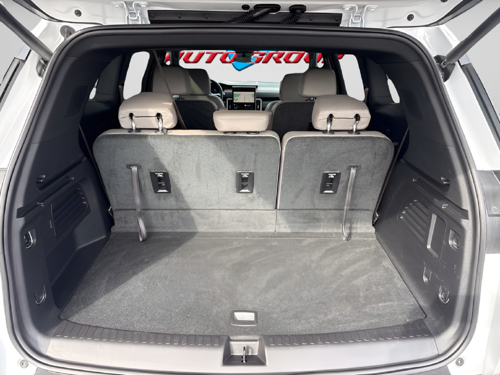 Used 2026 GMC Acadia Elevation w/ Elevation Premium Package FWD image 8
