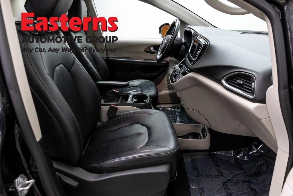 Used 2019 Chrysler Pacifica Touring-L FWD image 21