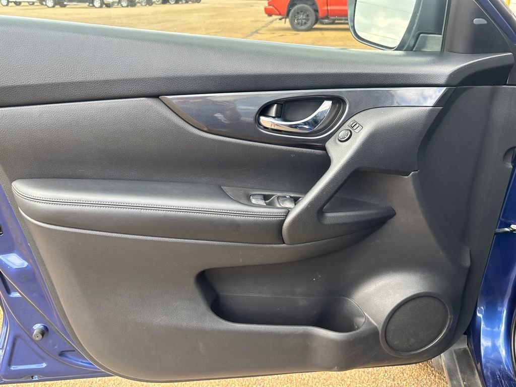 Used 2017 Nissan Rogue S image 6