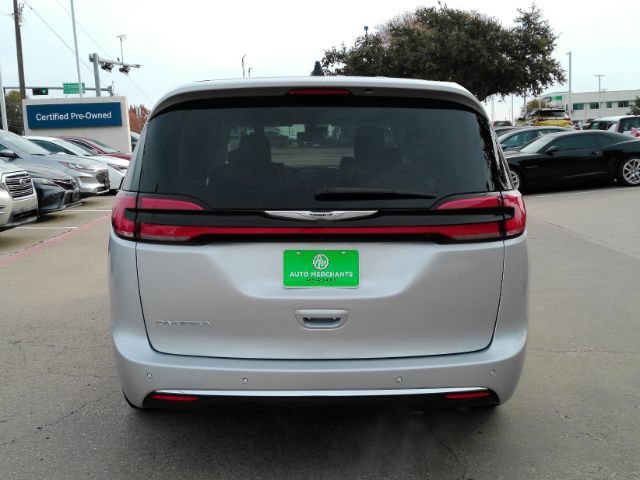 Used 2024 Chrysler Pacifica Touring-L FWD image 8
