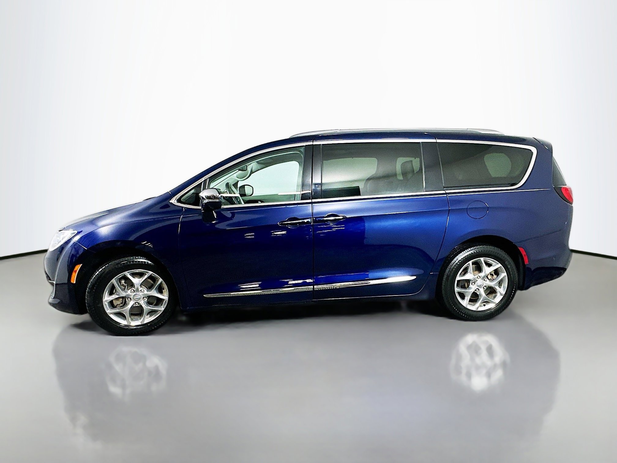 Used 2017 Chrysler Pacifica Limited w/ Advanced Safetytec Group image 4