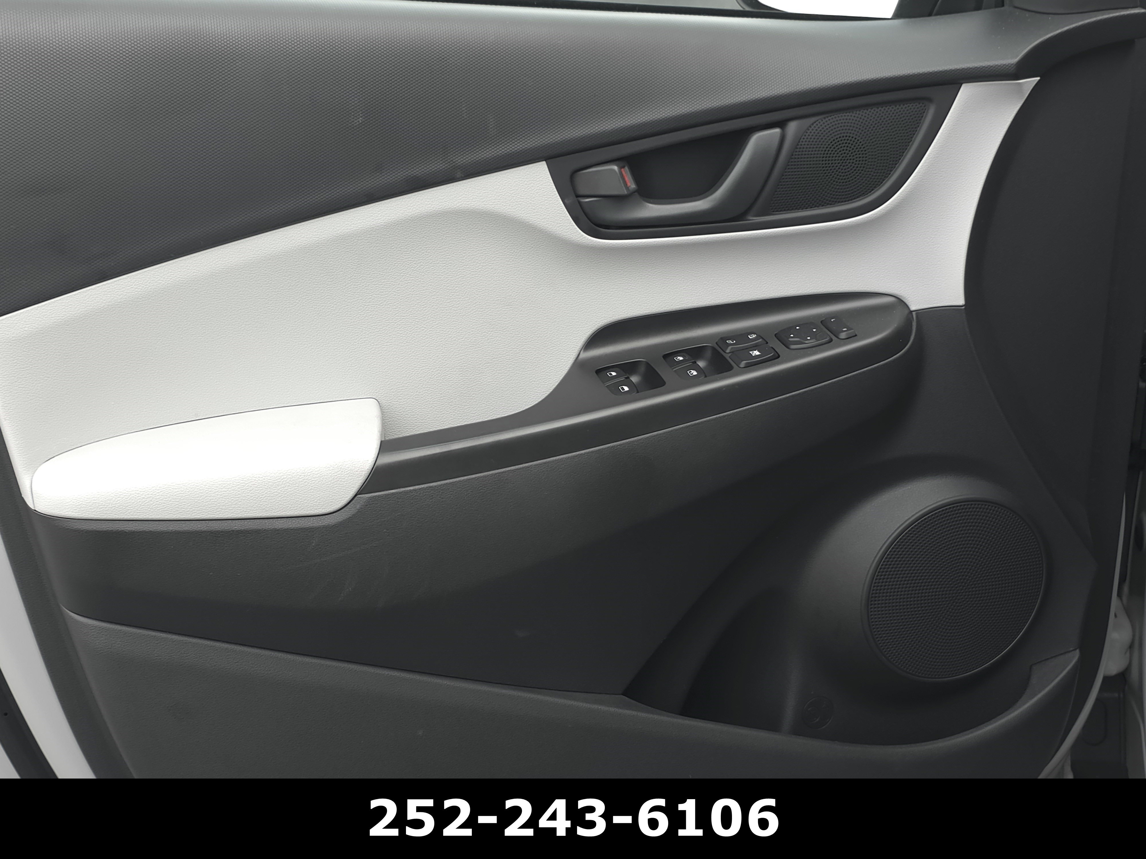 Used 2023 Hyundai Kona SEL AWD/4WD image 25