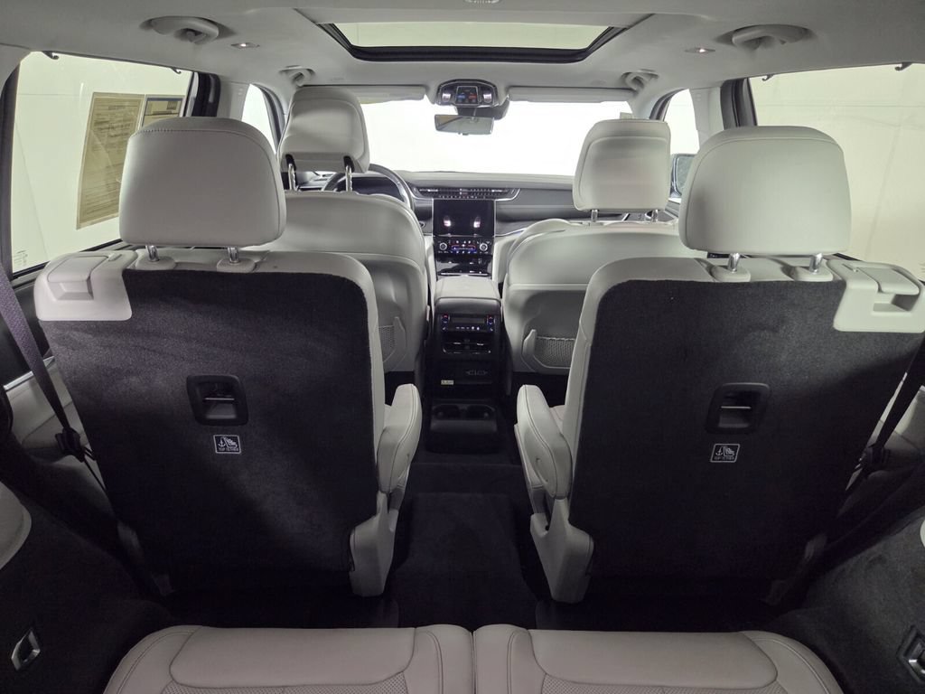 Used 2021 Jeep Grand Cherokee L Overland w/ Luxury Tech Group IV AWD/4WD image 31