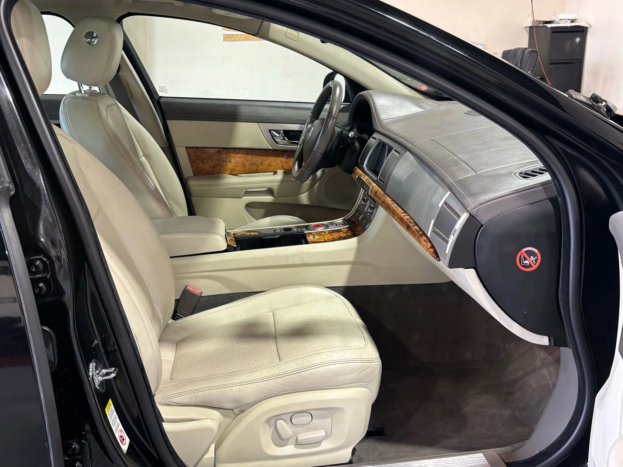 Used 2010 Jaguar XF Premium image 9