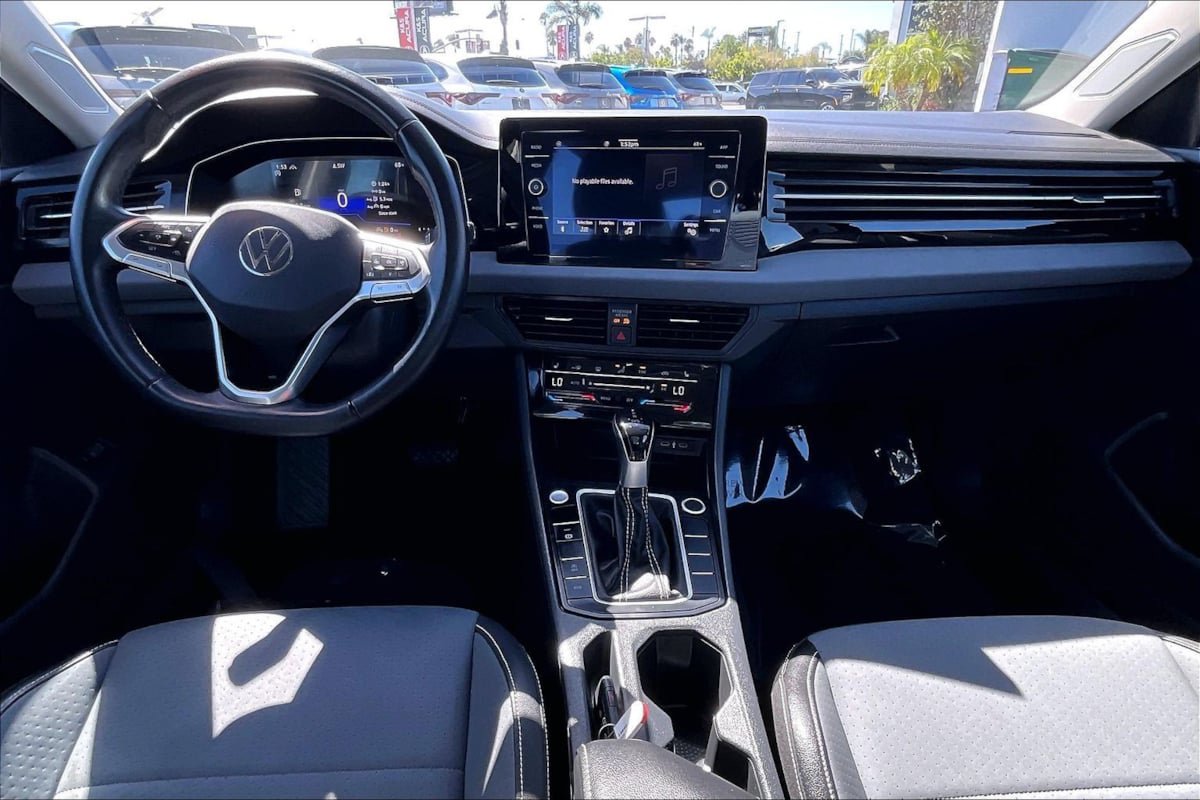 Used 2025 Volkswagen Jetta SE FWD image 11