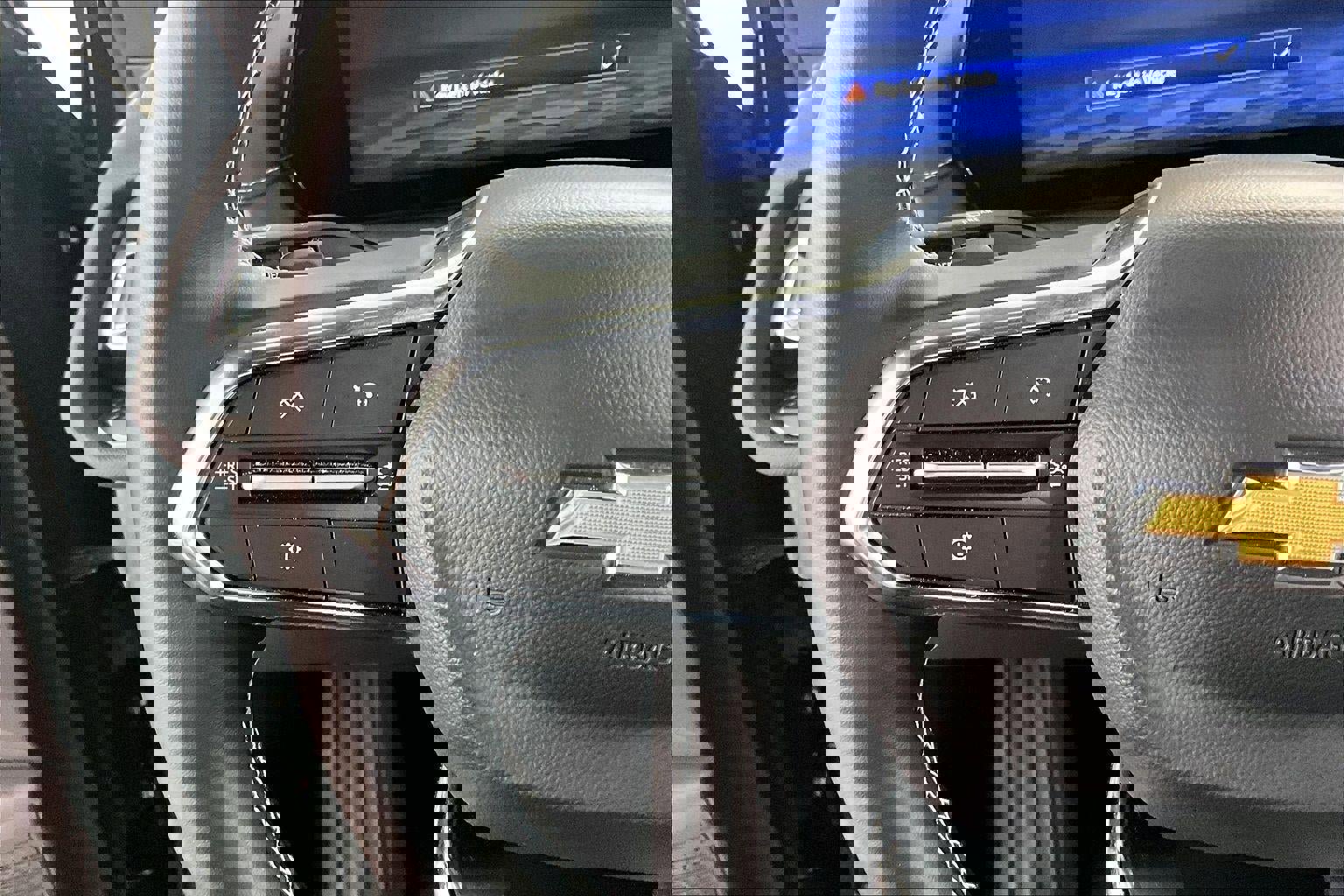 Used 2025 Chevrolet Traverse LT image 11