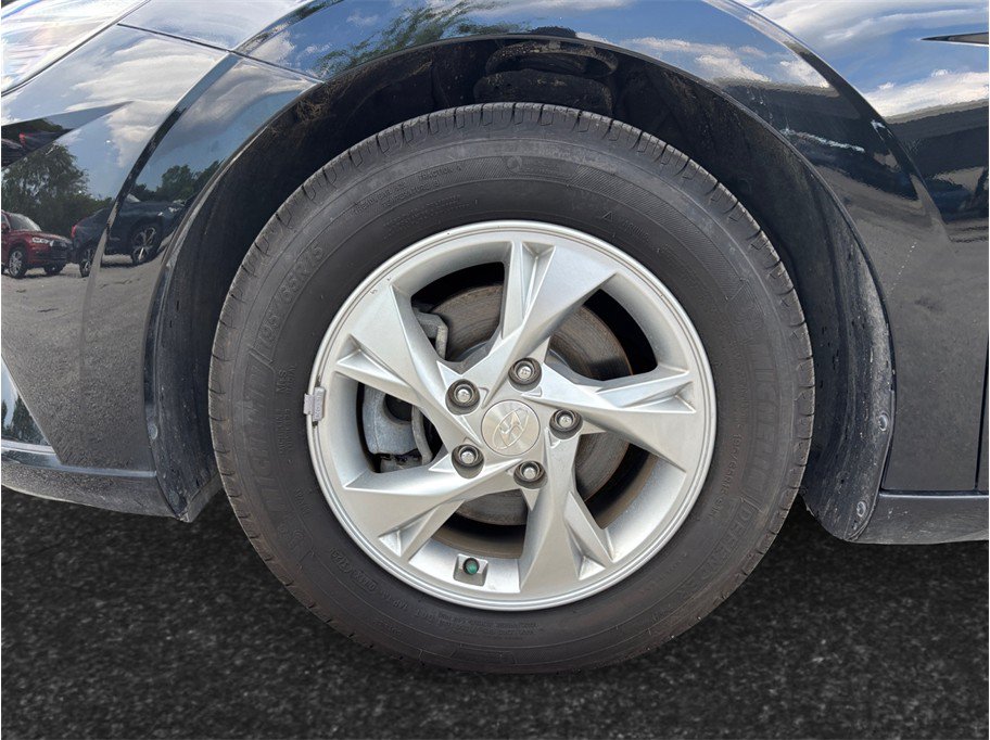 Used 2022 Hyundai Elantra SE FWD image 13