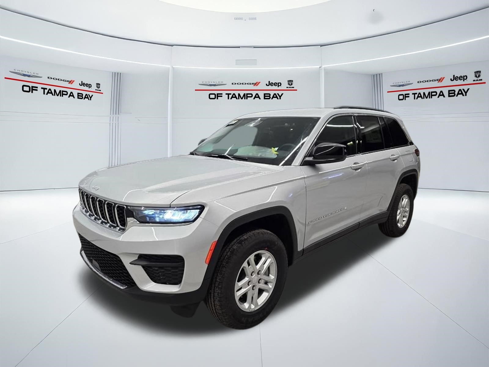 New 2025 Jeep Grand Cherokee Laredo w/ Luxury Tech Group I RWD image 2
