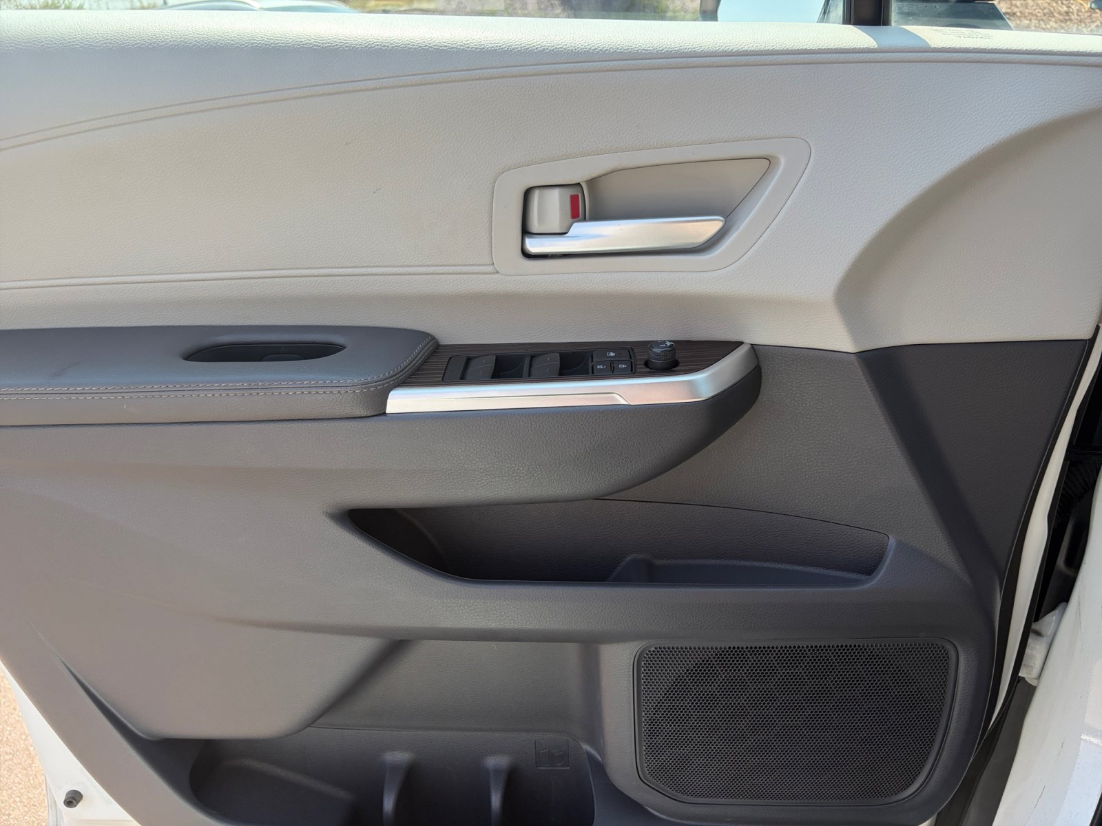 Used 2022 Toyota Sienna XLE FWD image 13