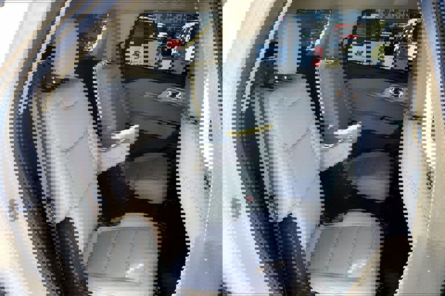 Used 2025 Ford Explorer Active w/ Active Comfort Package image 18