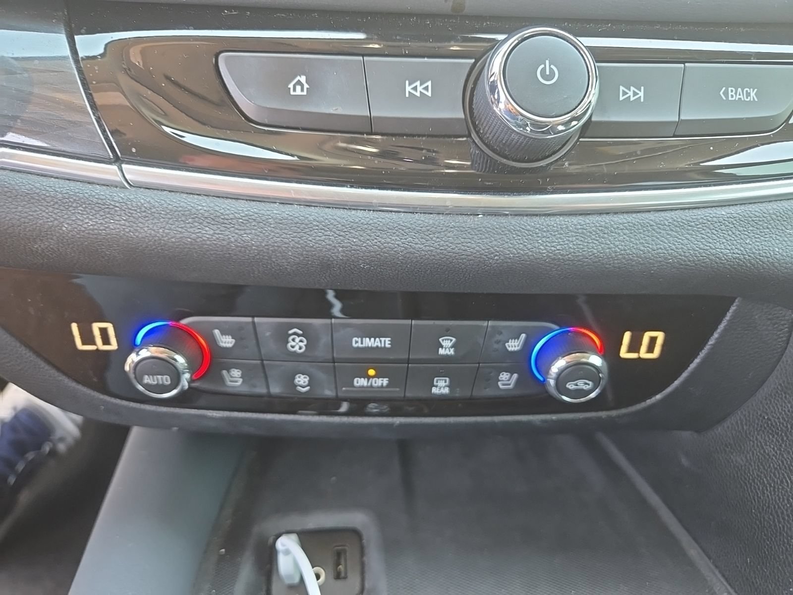 Used 2018 Buick Enclave Premium w/ Experience Buick Package FWD image 18