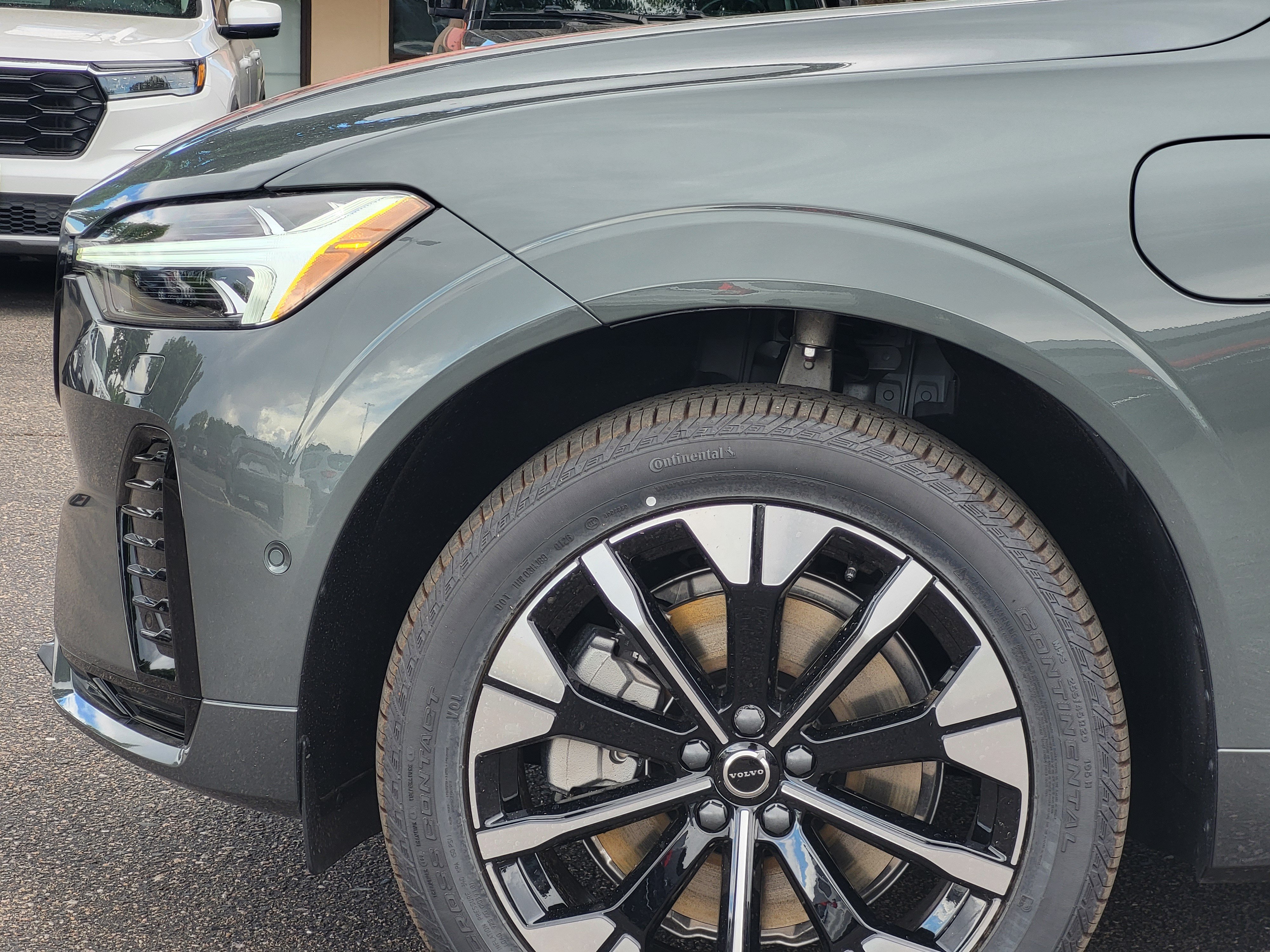 New 2026 Volvo XC60 T8 Plus w/ Protection Package Premier AWD/4WD image 6