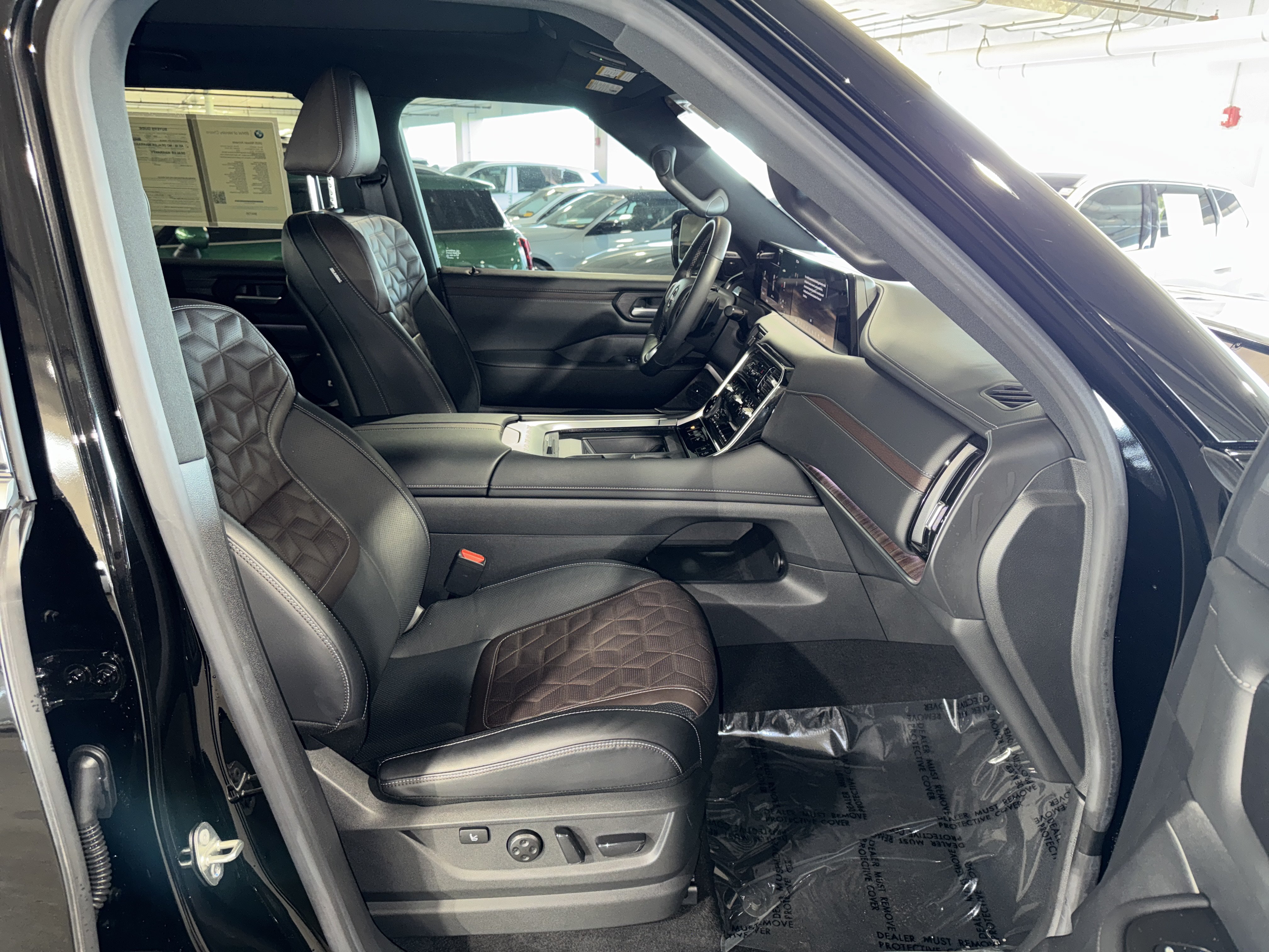 Used 2025 Nissan Armada Platinum Reserve RWD image 13