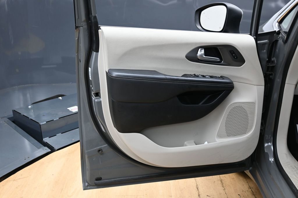 Used 2023 Chrysler Pacifica Touring-L FWD image 27