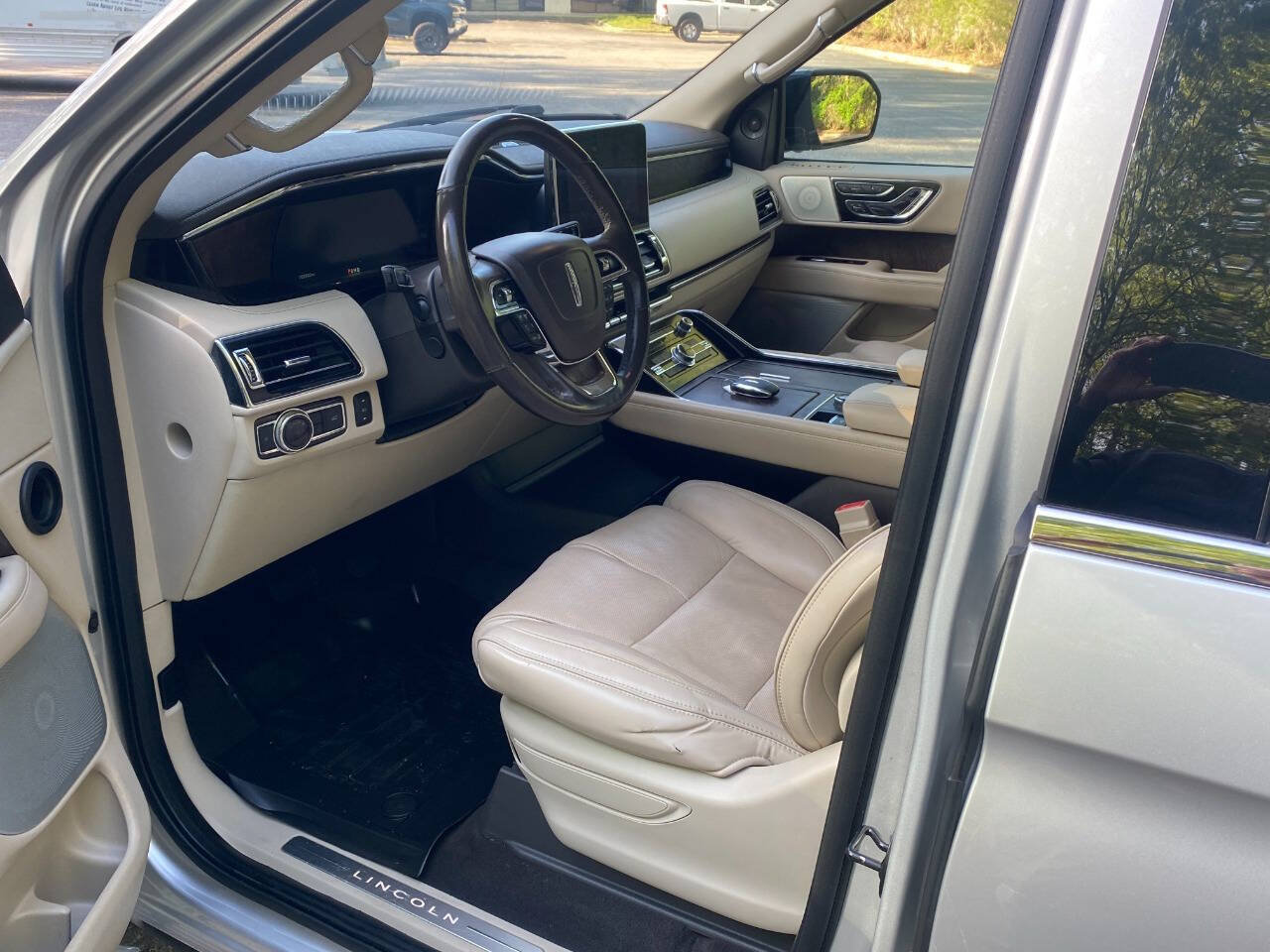 Used 2019 Lincoln Navigator Reserve AWD/4WD image 11