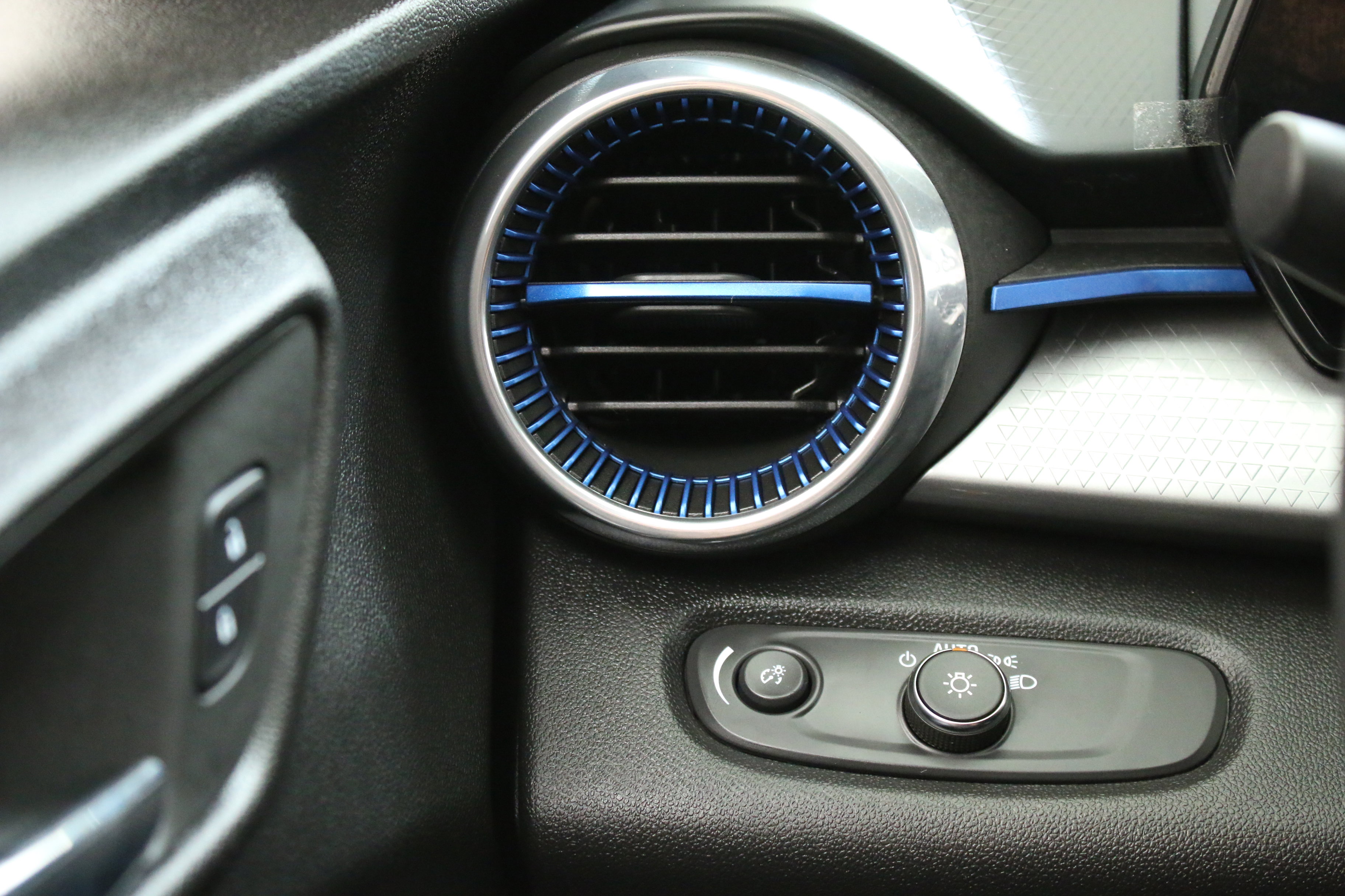 Certified 2024 Chevrolet Trax LT FWD image 16