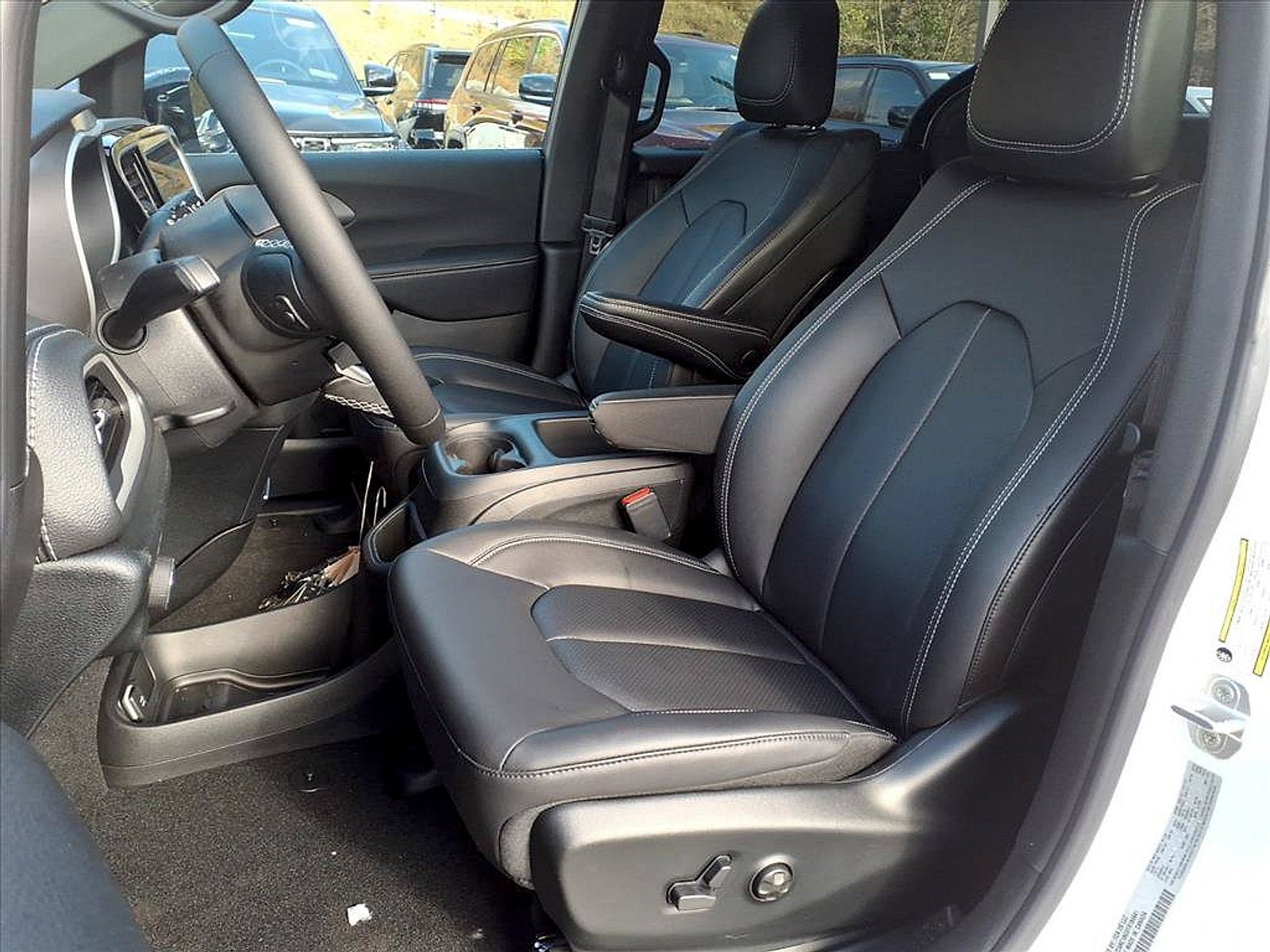 New 2026 Chrysler Pacifica Select FWD image 6