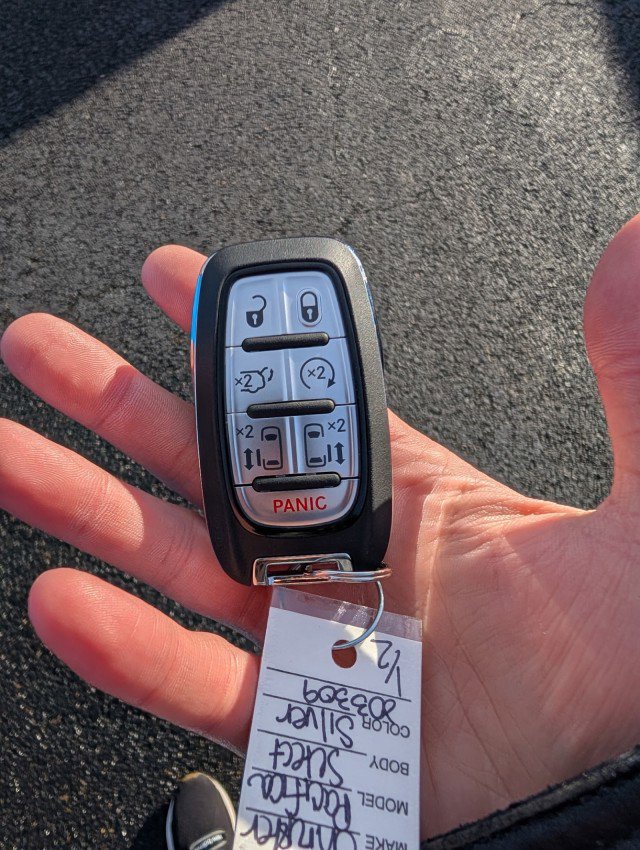 New 2026 Chrysler Pacifica Select image 2