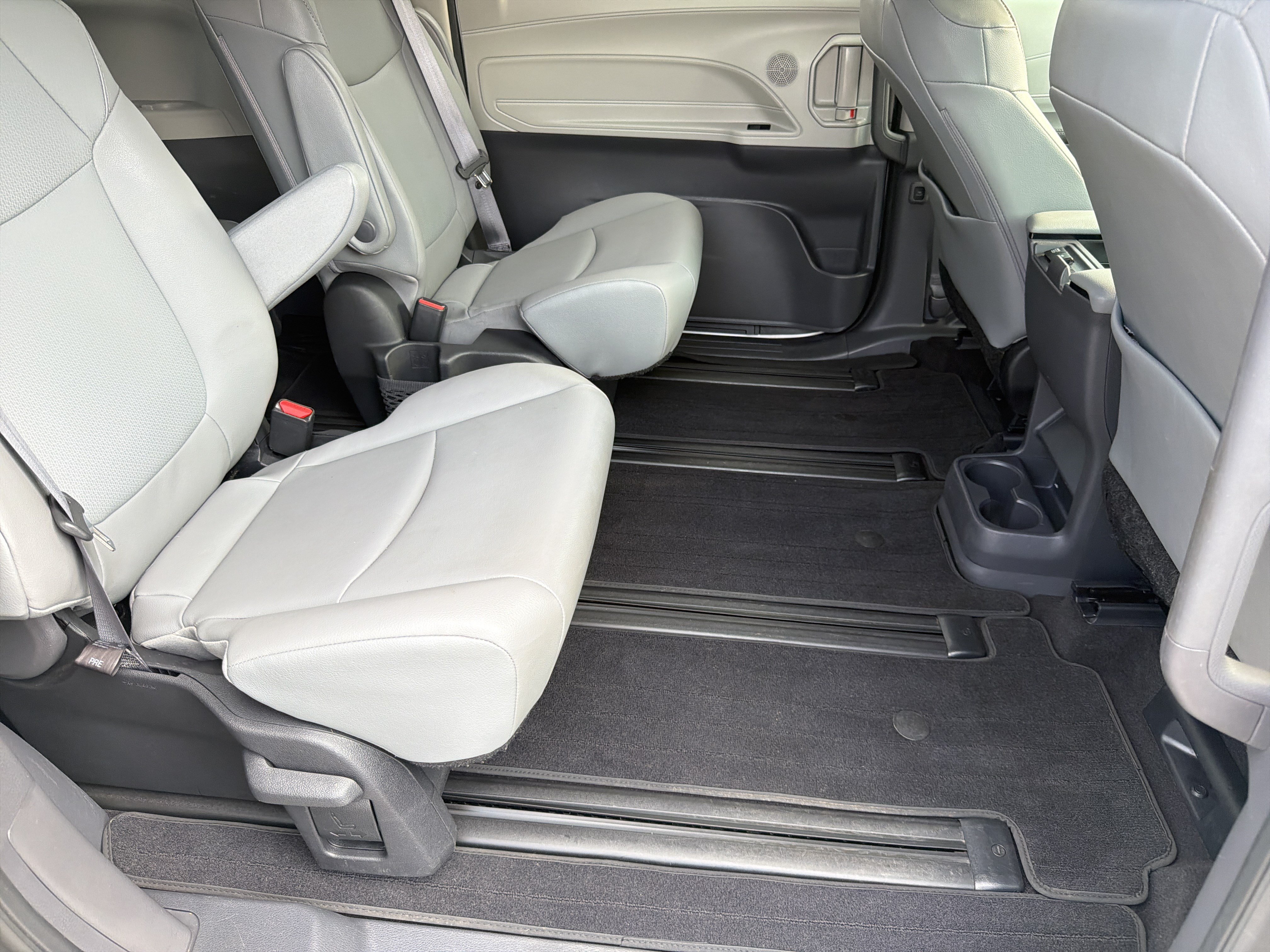 Used 2022 Toyota Sienna XLE FWD image 25