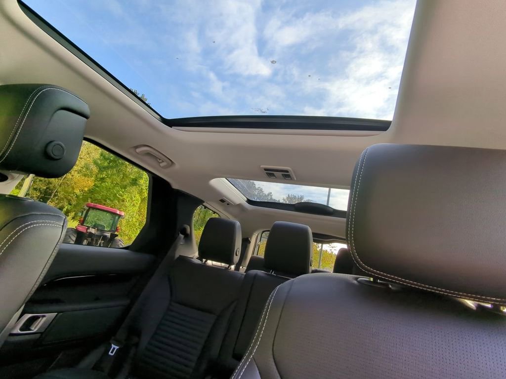 Used 2024 Land Rover Discovery S image 23