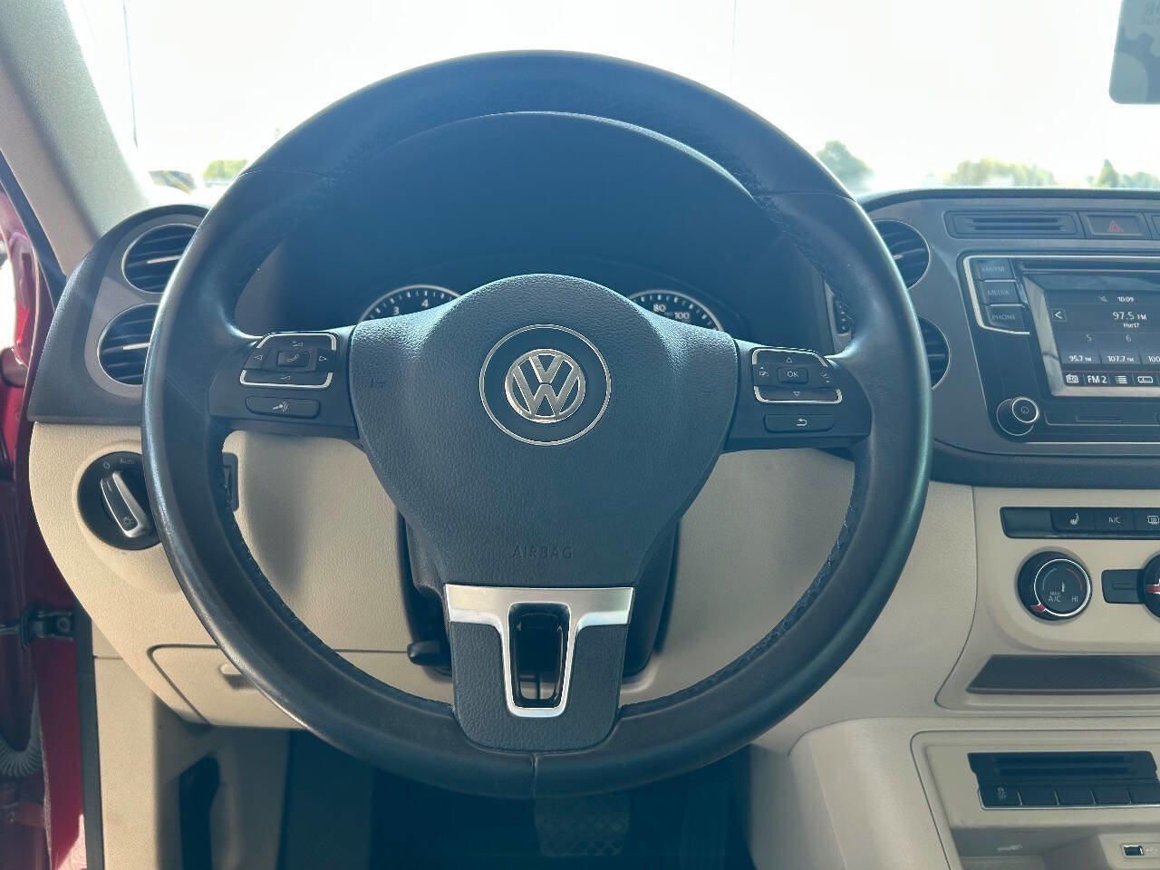 Used 2016 Volkswagen Tiguan S image 38