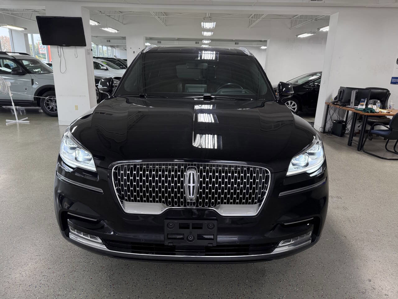 Used 2020 Lincoln Aviator Reserve w/ Equipment Group 202A image 2