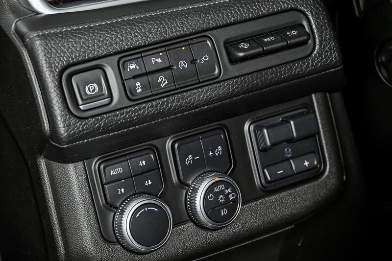 Used 2021 GMC Yukon XL Denali w/ Denali Premium Package AWD/4WD image 22