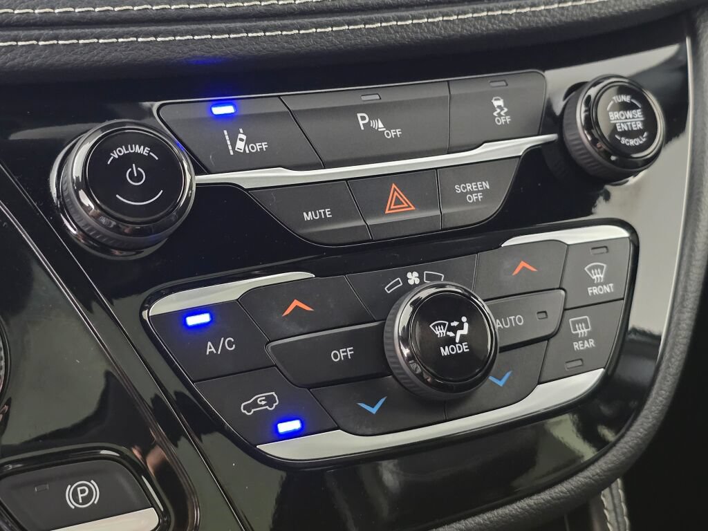 Used 2023 Chrysler Pacifica Limited w/ Uconnect Theater Family Group FWD image 32