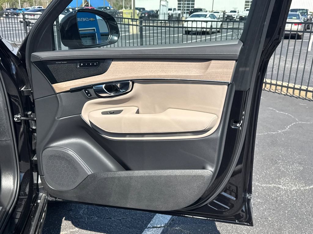 Used 2025 Volvo XC90 B6 Ultra w/ Lounge Package image 15