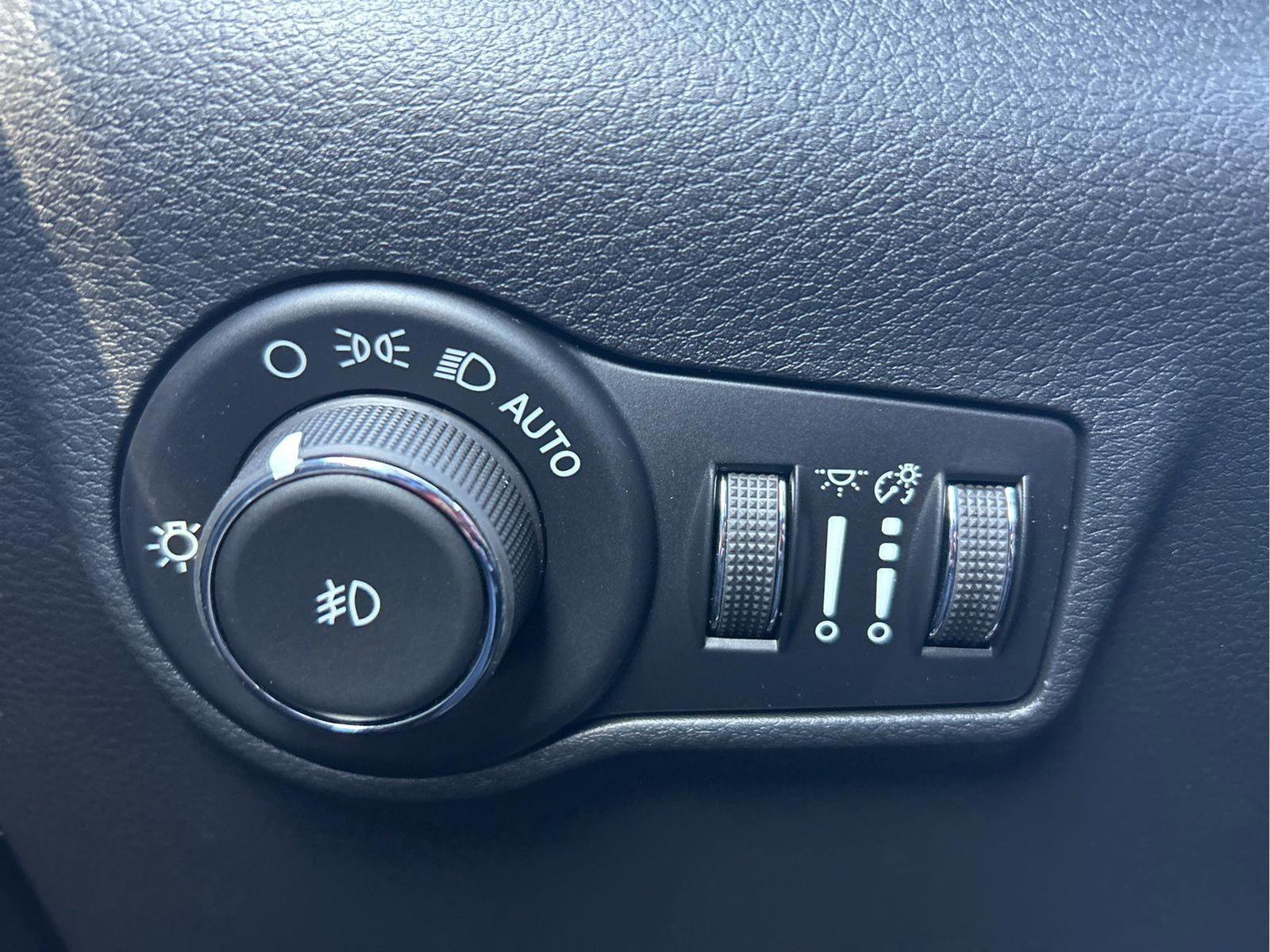 New 2026 Jeep Compass Latitude image 13