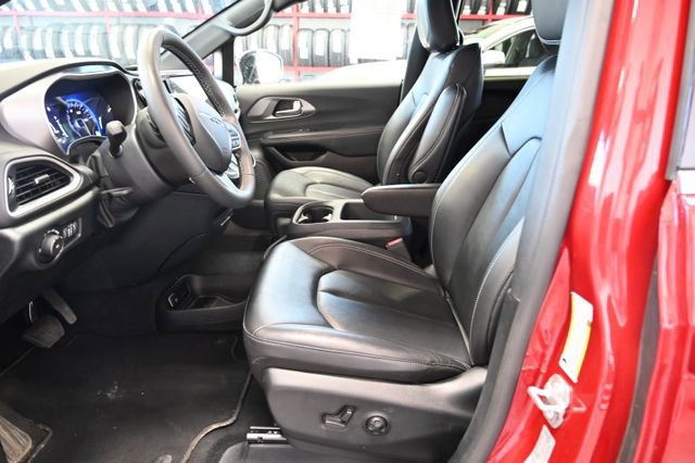 Used 2025 Chrysler Pacifica Select FWD image 10