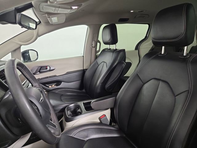 Used 2024 Chrysler Pacifica Select image 13