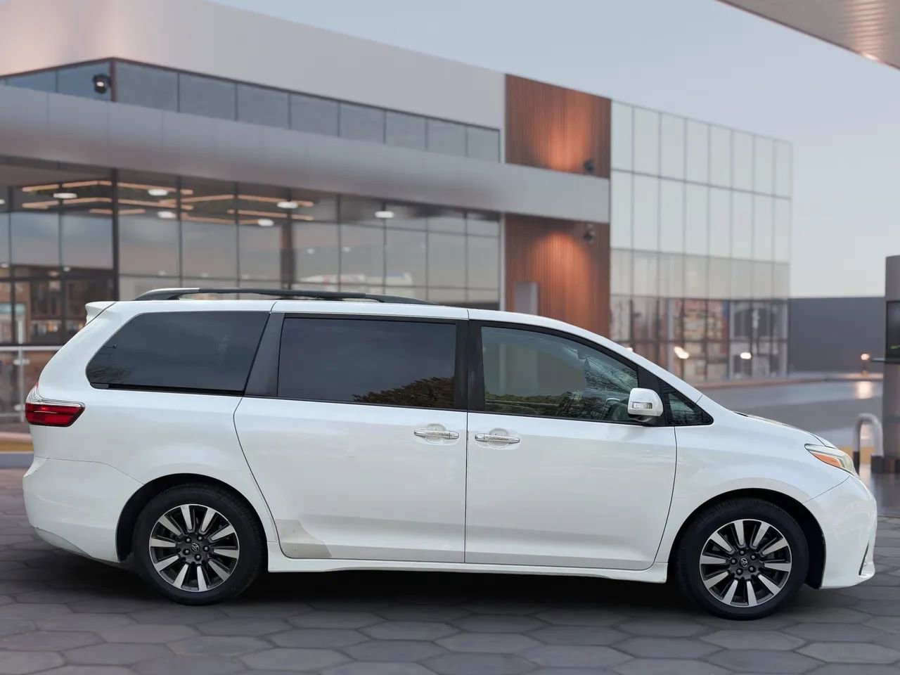 Used 2018 Toyota Sienna Limited Premium image 14