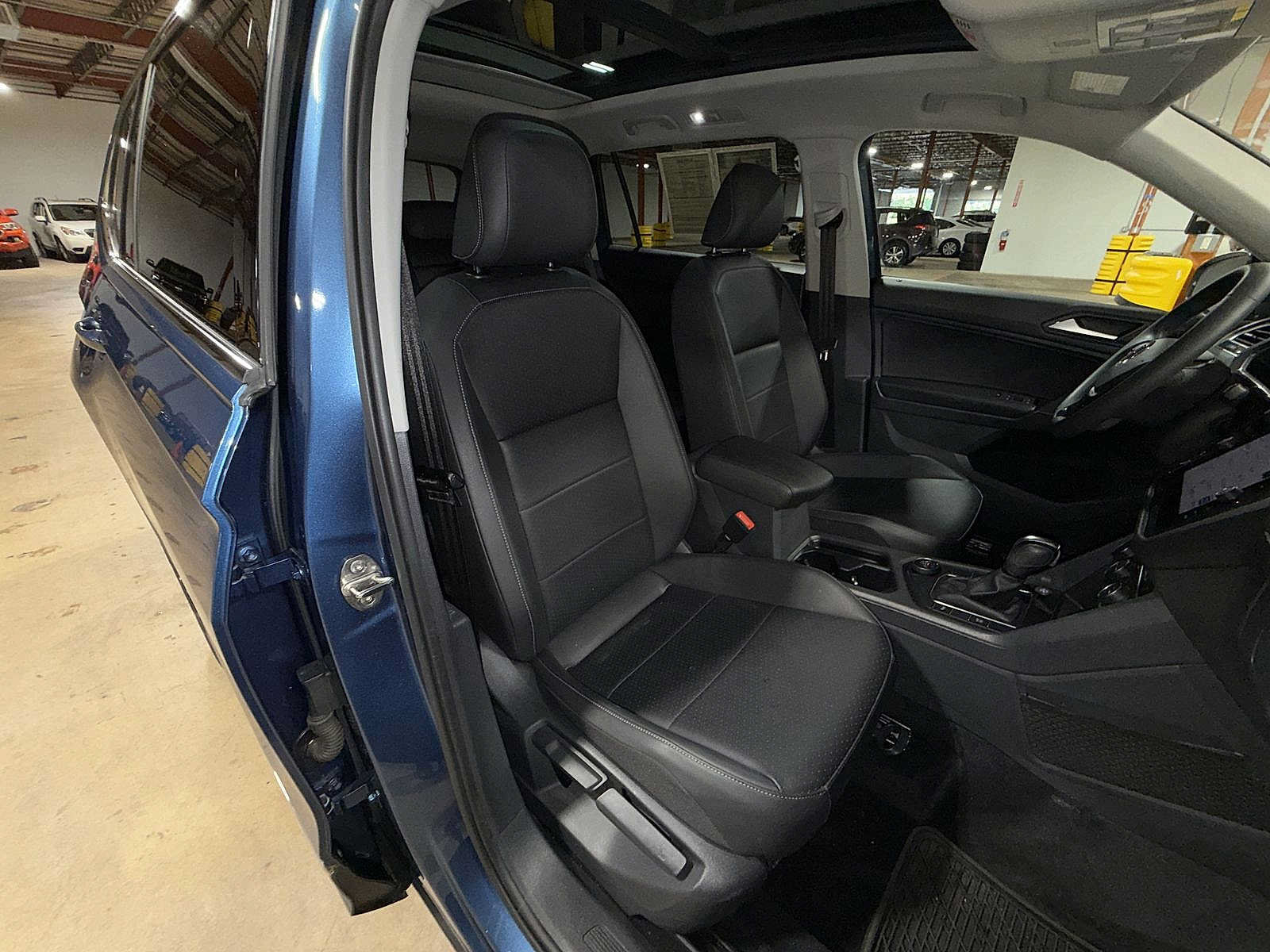 Used 2020 Volkswagen Tiguan SEL AWD/4WD image 16