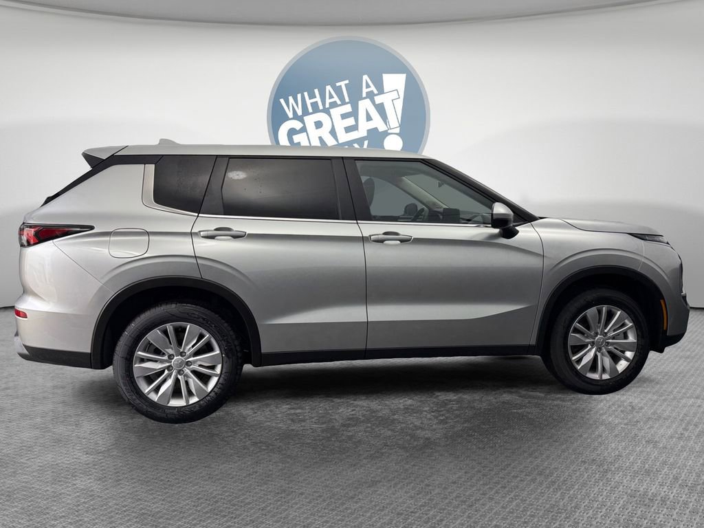New 2026 Mitsubishi Outlander ES image 2