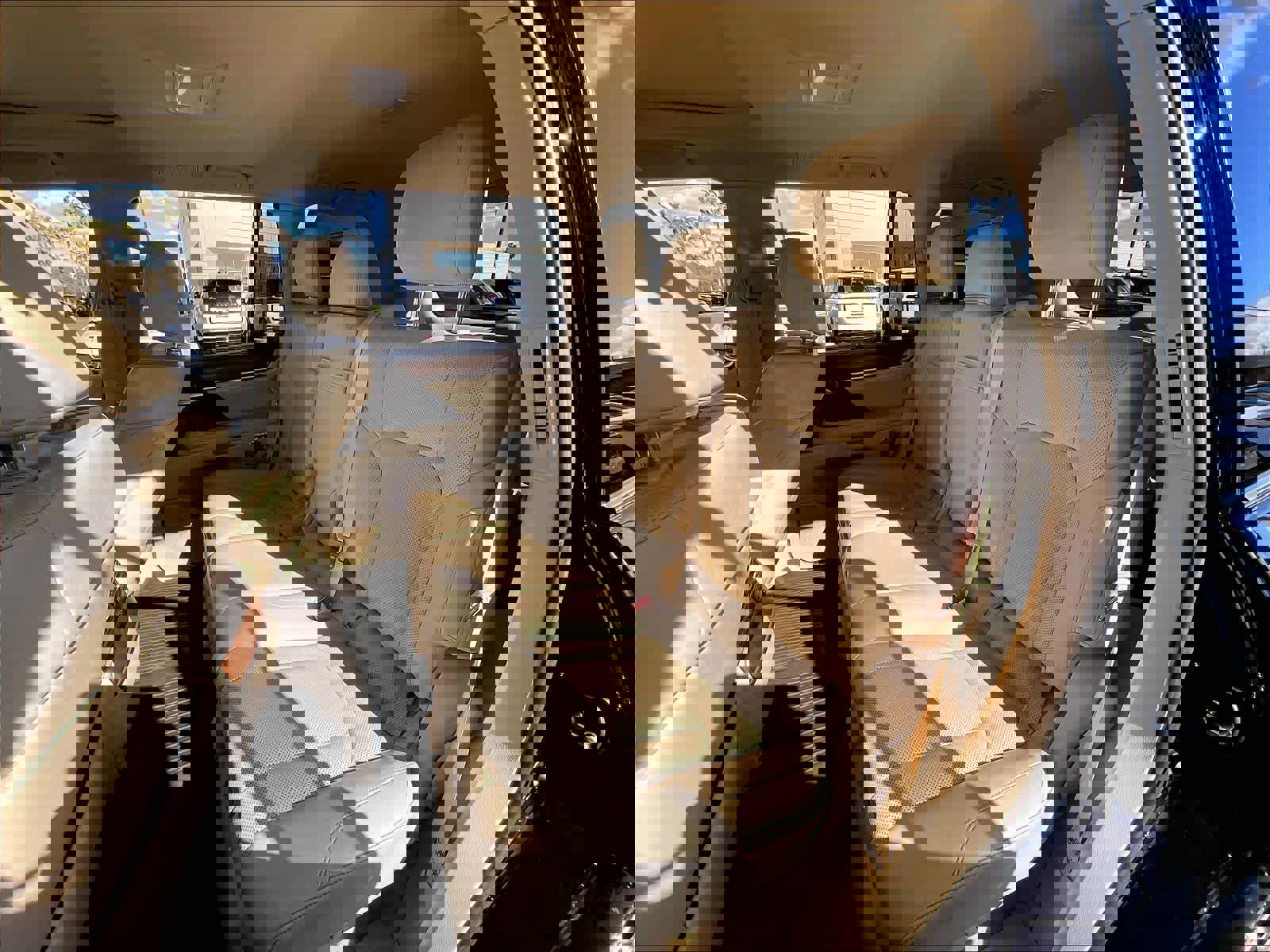 Used 2020 Lexus LX 570 4WD w/ Luxury Package image 27