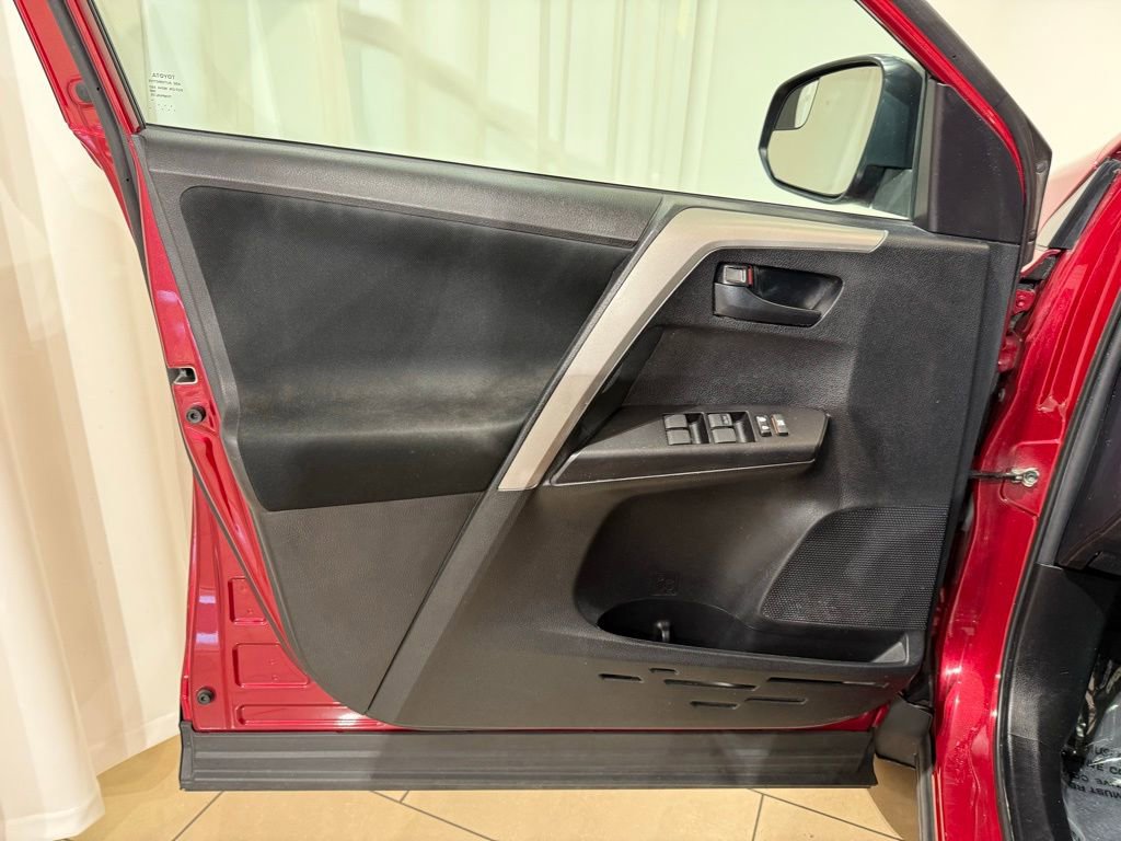 Used 2018 Toyota RAV4 LE image 15