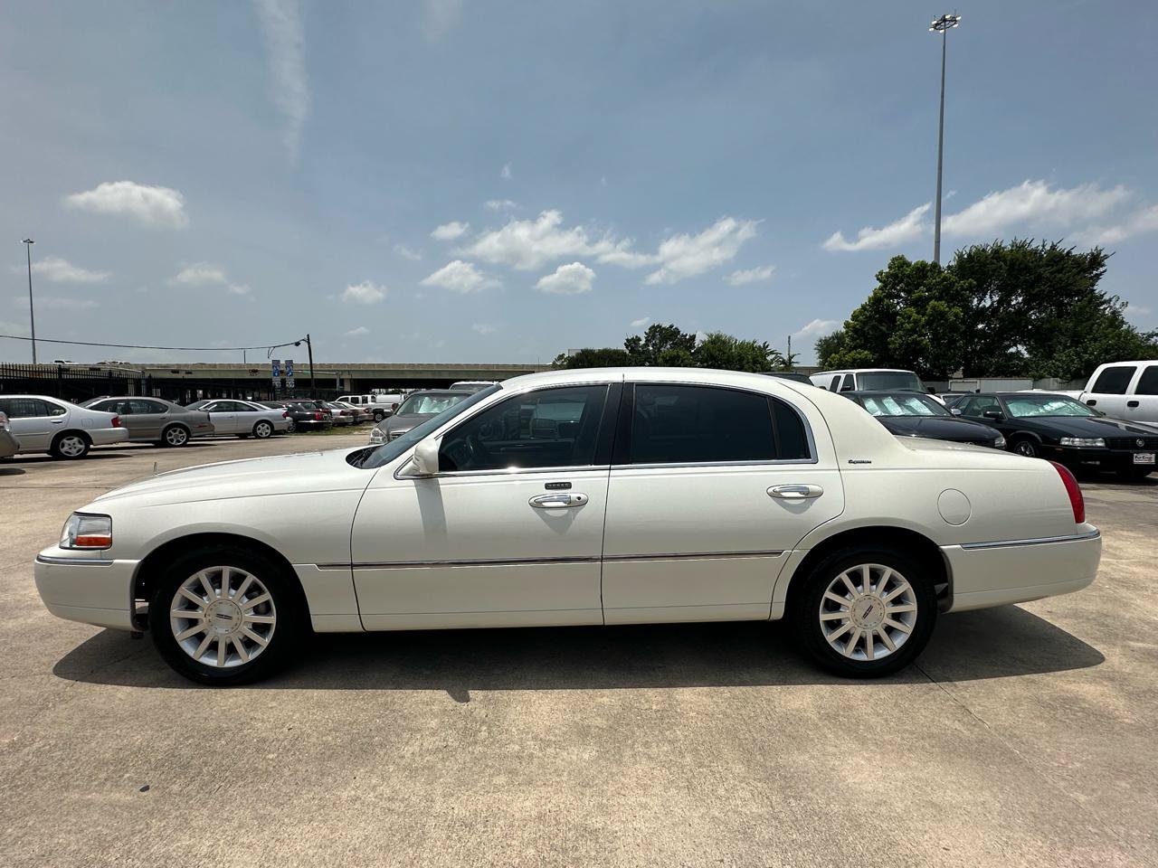 Used 2006 Lincoln Town Car Signature RWD image 2